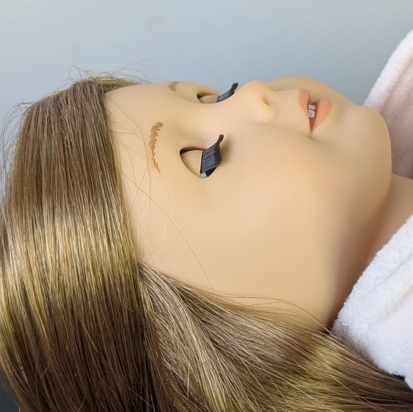 American Girl | Truly Me 18" Doll w Winter Sparkles Outfit - Picture 7 of 16